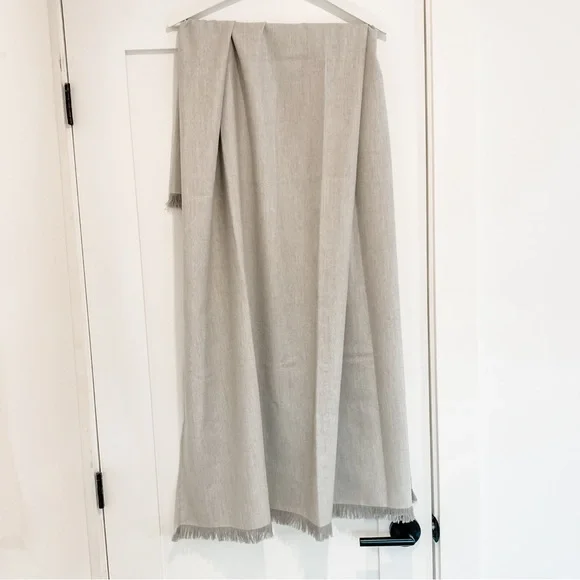 Liquidation Sale: BNWT Made in Canada: Bouton Jaune | Gray Nursery Blanket - Picture 5 of 6